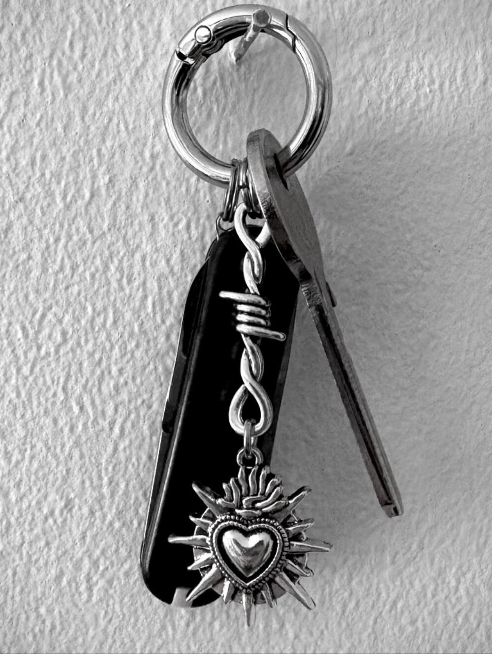 Gothic Barbwire Keychain - Picture 2 of 10